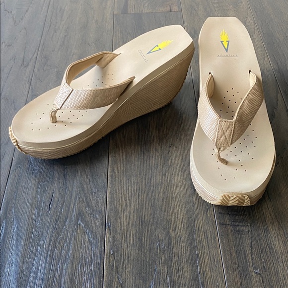 VOLATILE Wedge Sandals Womens Sz 10 Tan Thong Style Flip Flop - Picture 3 of 8